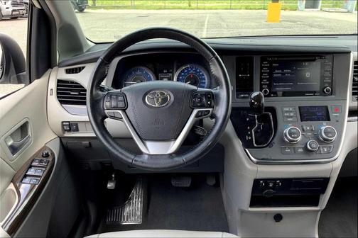 2019 Toyota Sienna XLE