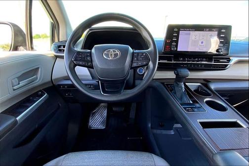 2022 Toyota Sienna LE