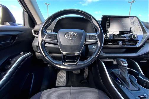 Midnight Black Metallic 2021 Toyota Highlander LE