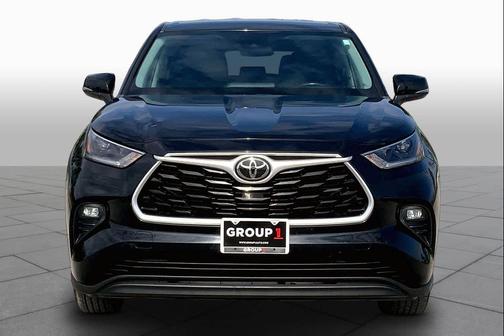 Midnight Black Metallic 2021 Toyota Highlander LE