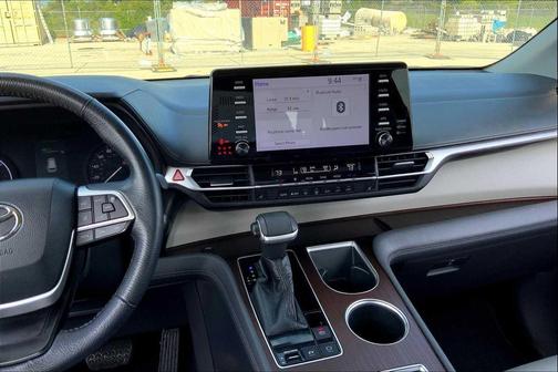 2022 Toyota Sienna XLE 8 Passenger