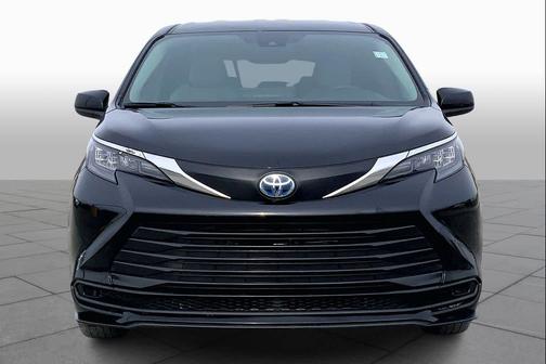 2025 Toyota Sienna LE