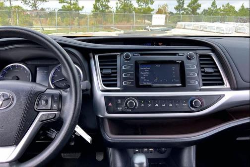 2019 Toyota Highlander LE I4