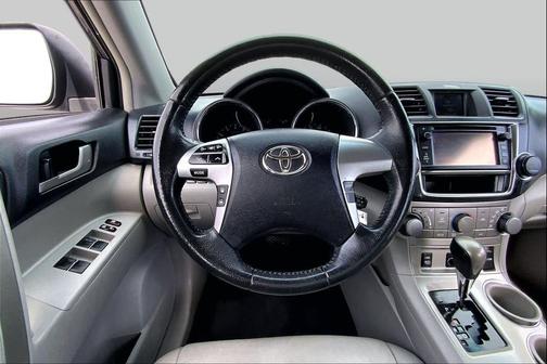 Magnetic Gray Metallic 2013 Toyota Highlander SE