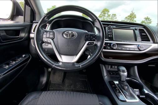Midnight Black Metallic 2019 Toyota Highlander LE