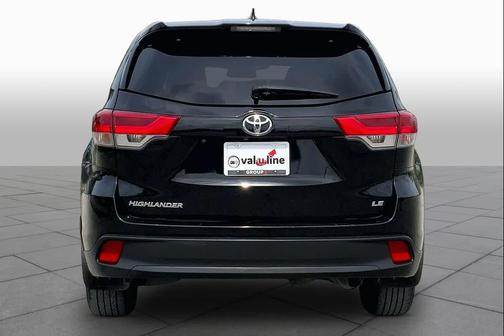 Midnight Black Metallic 2019 Toyota Highlander LE