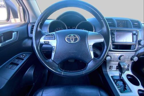 Magnetic Gray Metallic 2013 Toyota Highlander SE