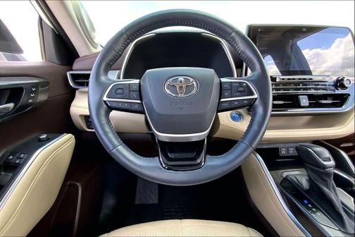 2022 Toyota Highlander Hybrid Platinum