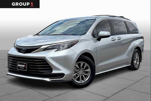 2025 Toyota Sienna LE