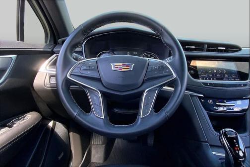 Crystal White Tricoat 2025 Cadillac XT5 Luxury