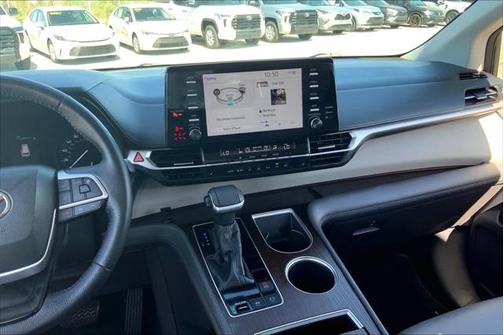 2021 Toyota Sienna XLE 8 Passenger