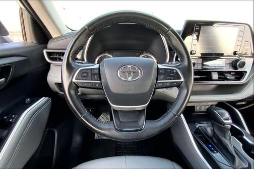 Celestial Silver Metallic 2022 Toyota Highlander XLE