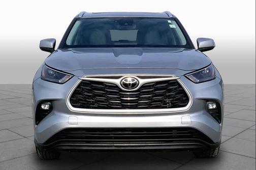 Celestial Silver Metallic 2022 Toyota Highlander XLE