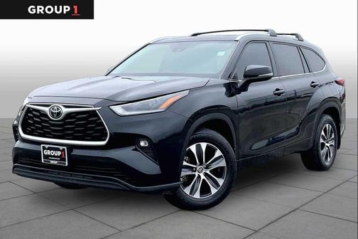 Midnight Black Metallic 2021 Toyota Highlander XLE
