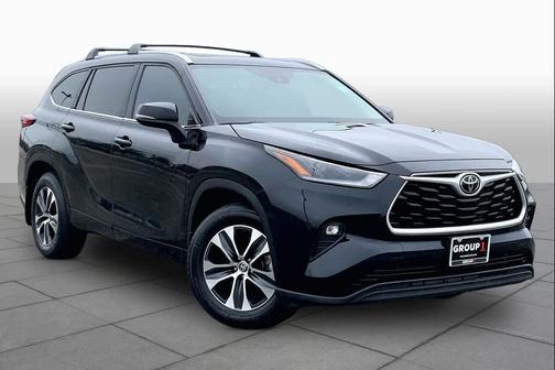 Midnight Black Metallic 2021 Toyota Highlander XLE