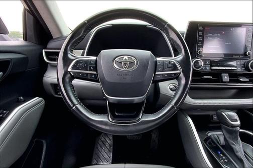 Midnight Black Metallic 2021 Toyota Highlander XLE