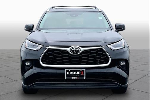 Midnight Black Metallic 2021 Toyota Highlander XLE