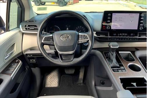 2022 Toyota Sienna XLE 8 Passenger
