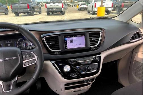 2022 Chrysler Voyager LX