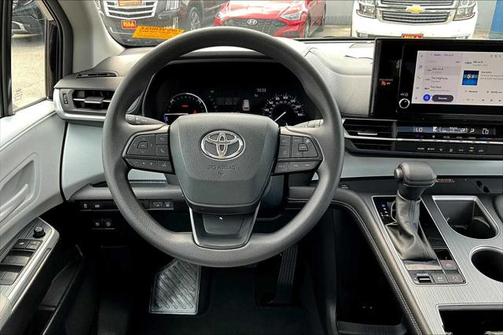 2025 Toyota Sienna LE