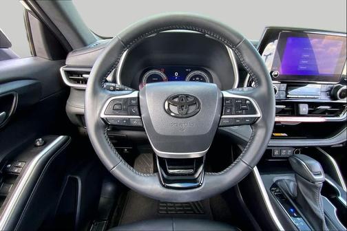 Magnetic Gray Metallic 2025 Toyota Highlander XSE