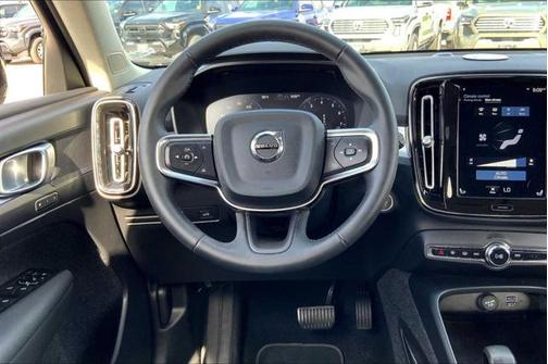 2022 Volvo XC40 T4 Momentum