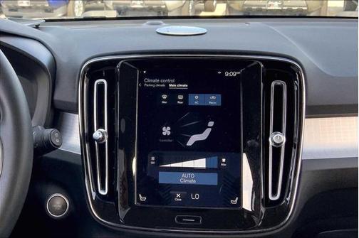 2022 Volvo XC40 T4 Momentum