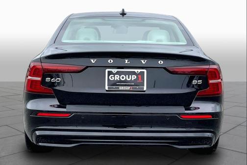 Onyx Black Metallic 2024 Volvo S60 B5 Plus Dark Theme