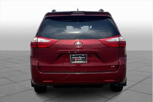 2018 Toyota Sienna LE