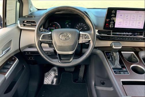 2021 Toyota Sienna XLE 8 Passenger