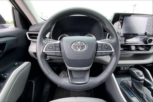 Magnetic Gray Metallic 2022 Toyota Highlander LE
