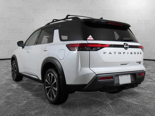 Everest White Pearl Tricoat/Super Black 2026 Nissan Pathfinder Platinum