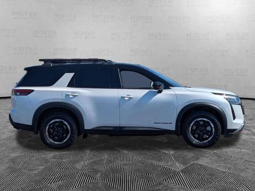 Everest White Pearl Tricoat/Super Black 2026 Nissan Pathfinder Rock Creek