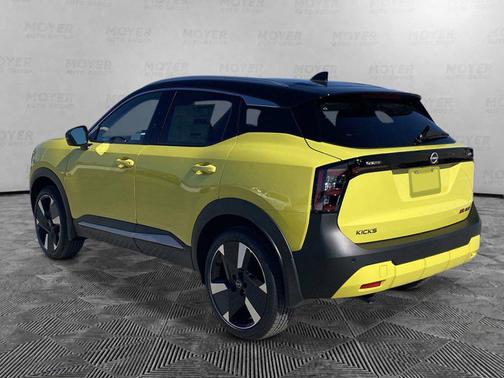 Yuzu Yellow Metallic/Super Black 2026 Nissan Kicks SR