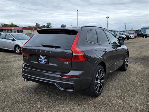 2024 Volvo XC60 B5 Ultimate Dark Theme