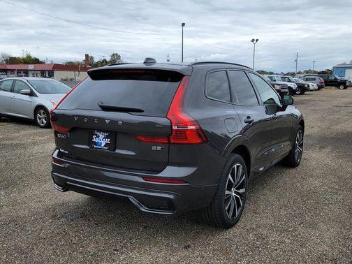 2024 Volvo XC60 B5 Ultimate Dark Theme