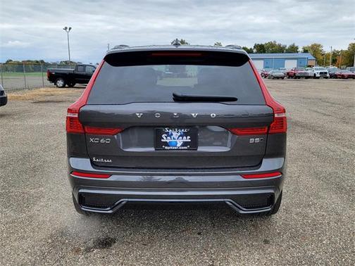 2024 Volvo XC60 B5 Ultimate Dark Theme