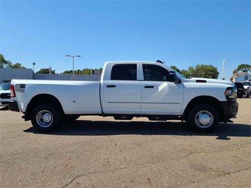2024 RAM 3500 Tradesman Crew Cab 4x4 8' Box