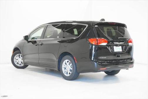 2025 Chrysler Voyager LX