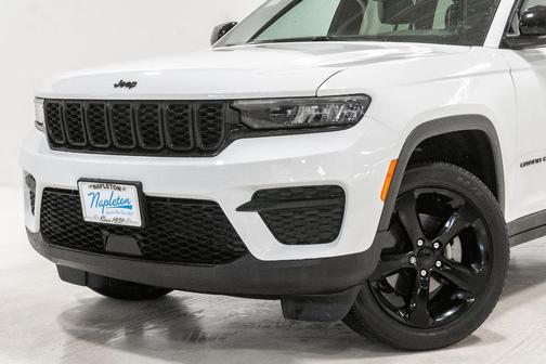 Bright White Clearcoat 2024 Jeep Grand Cherokee Altitude