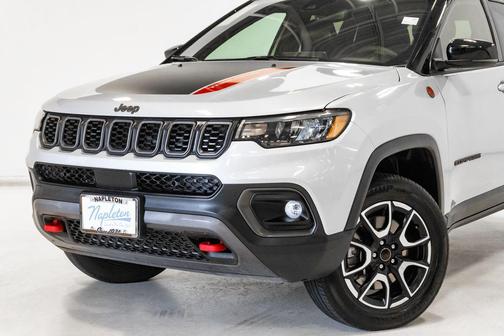 Silver Zynith Metallic Clearcoat 2025 Jeep Compass Trailhawk