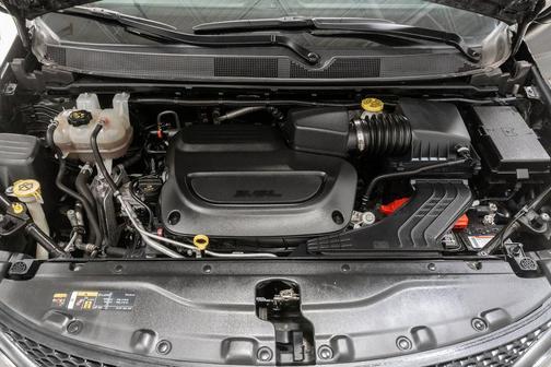 Brilliant Black Crystal Pearlcoat 2022 Chrysler Voyager LX