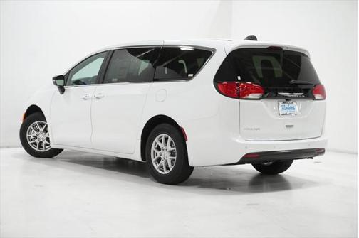 2025 Chrysler Voyager LX