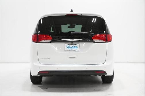2025 Chrysler Voyager LX