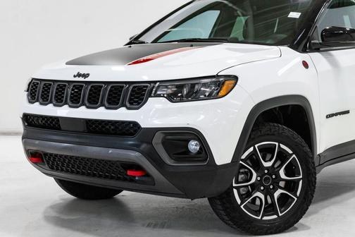 Bright White Clearcoat 2025 Jeep Compass Trailhawk