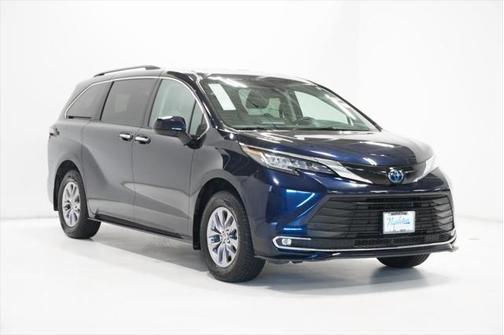 2022 Toyota Sienna XLE 8 Passenger