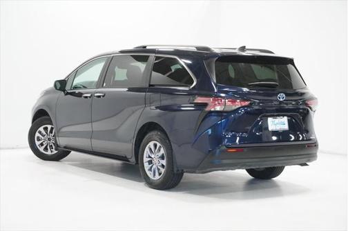 2022 Toyota Sienna XLE 8 Passenger