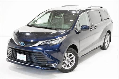2022 Toyota Sienna XLE 8 Passenger
