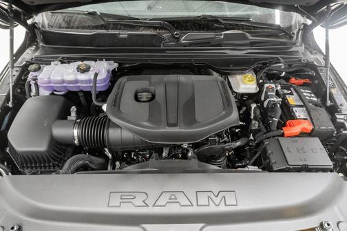 Diamond Black Crystal Pearlcoat 2026 RAM 1500 Express