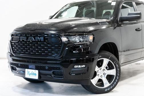 Diamond Black Crystal Pearlcoat 2026 RAM 1500 Express